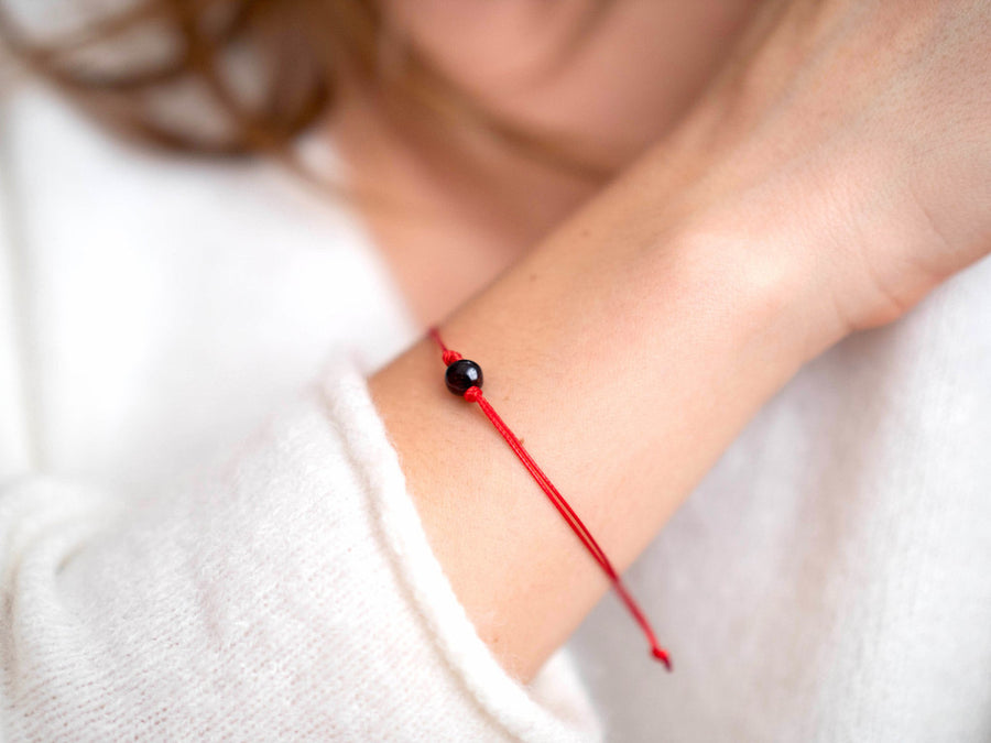 PULSERA DE HILO ROJO CON ÁMBAR BÁLTICO PULIDO EN COLOR CEREZA OSCURA