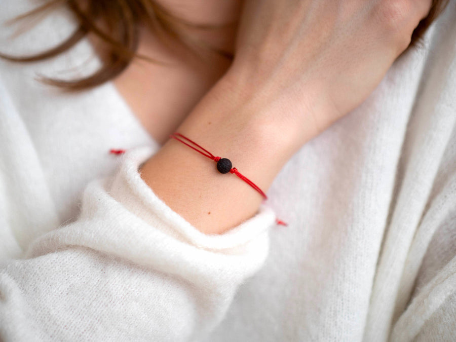 PULSERA DE HILO ROJO CON ÁMBAR BÁLTICO CRUDO EN COLOR CEREZA OSCURA