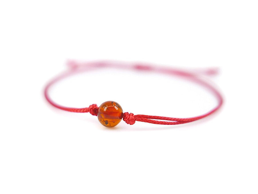 PULSERA DE HILO ROJO CON ÁMBAR BÁLTICO PULIDO EN COLOR COÑAC