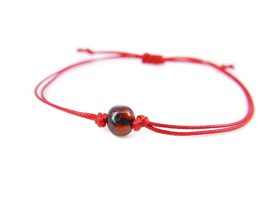 PULSERA DE HILO ROJO CON ÁMBAR BÁLTICO PULIDO EN COLOR CEREZA OSCURA