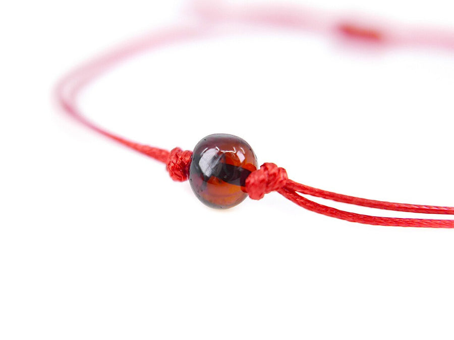 PULSERA DE HILO ROJO CON ÁMBAR BÁLTICO PULIDO EN COLOR CEREZA OSCURA