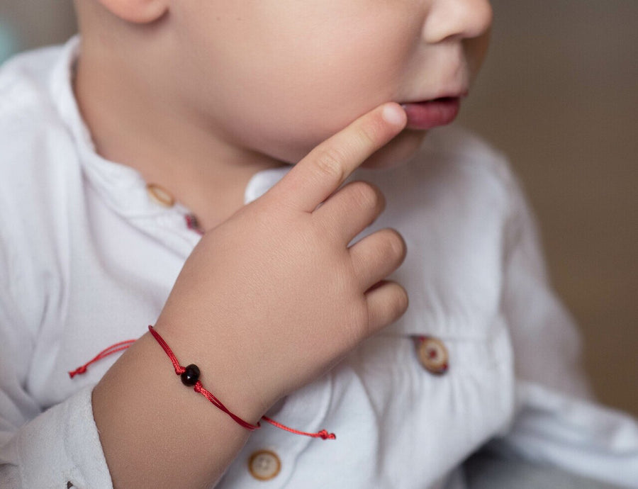 PULSERA DE HILO ROJO CON ÁMBAR BÁLTICO PULIDO EN COLOR CEREZA OSCURA