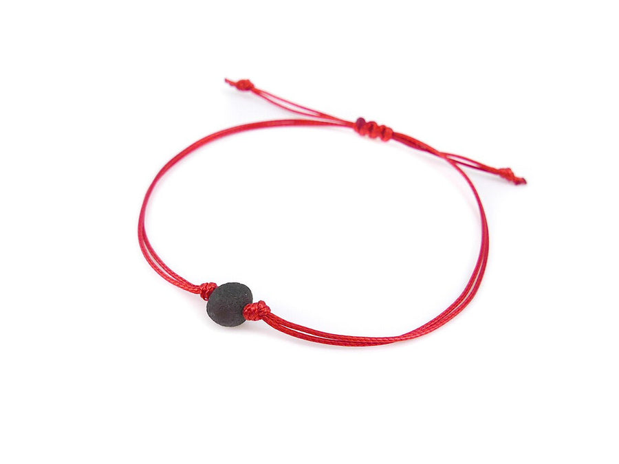 PULSERA DE HILO ROJO CON ÁMBAR BÁLTICO CRUDO EN COLOR CEREZA OSCURA