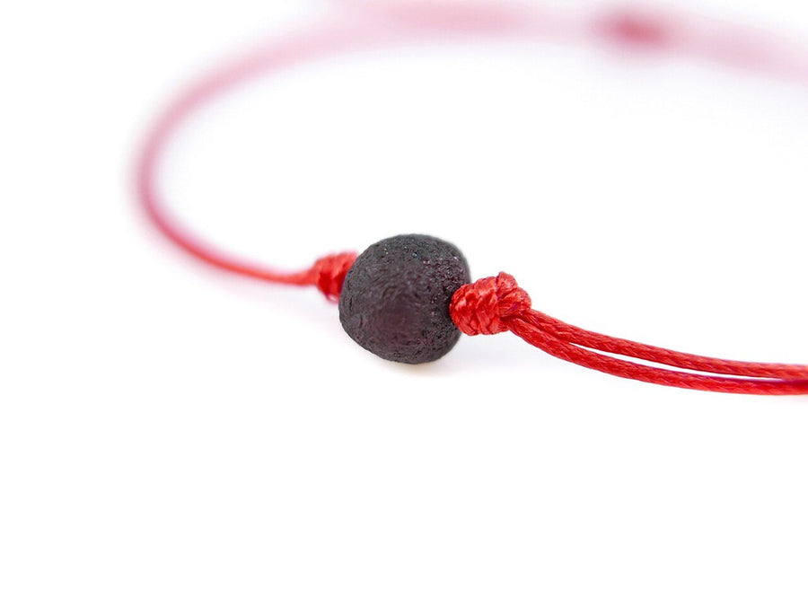 PULSERA DE HILO ROJO CON ÁMBAR BÁLTICO CRUDO EN COLOR CEREZA OSCURA