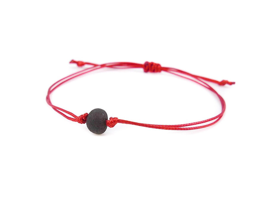 PULSERA DE HILO ROJO CON ÁMBAR BÁLTICO CRUDO EN COLOR CEREZA OSCURA