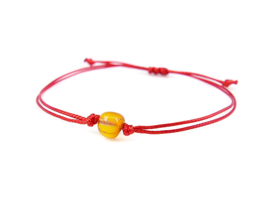 PULSERA DE HILO ROJO CON ÁMBAR BÁLTICO PULIDO EN COLOR MIEL