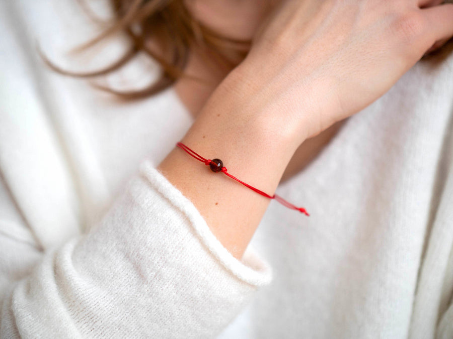 PULSERA DE HILO ROJO CON ÁMBAR BÁLTICO PULIDO EN COLOR COÑAC